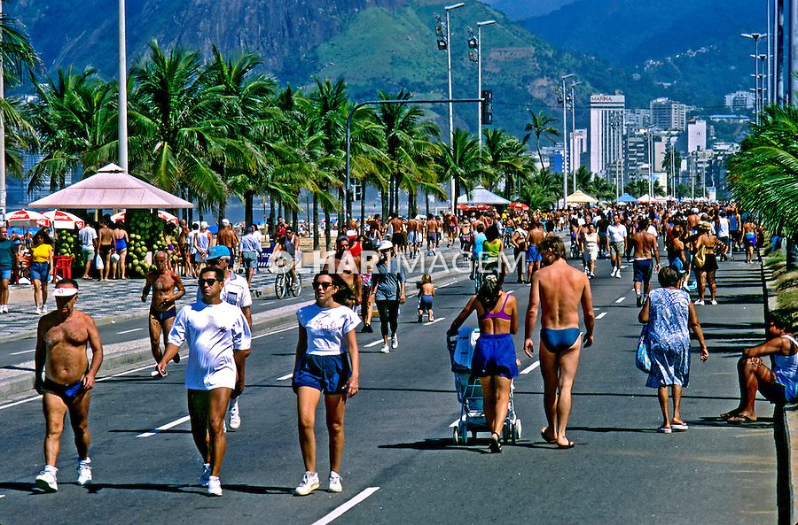 Pessoas caminhando na avenida Vieira Souto. Rio de Janeiro. Foto de Ricardo Azoury