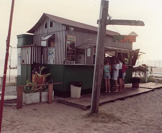 Casa de madeira em cima da areia da praia