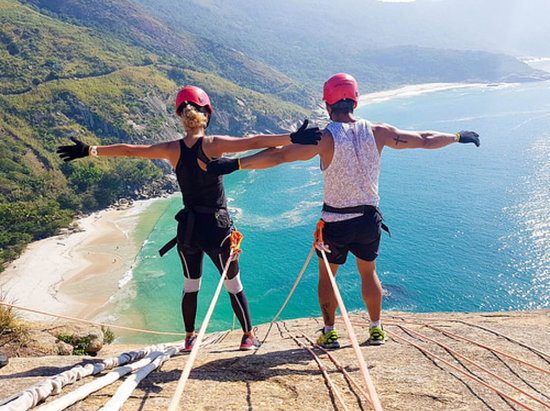 Pessoas pulando de bungee jump no Rio de Janeiro