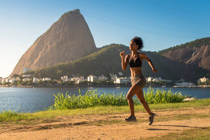 Pessoa correndo beira mar no Rio de Janeiro