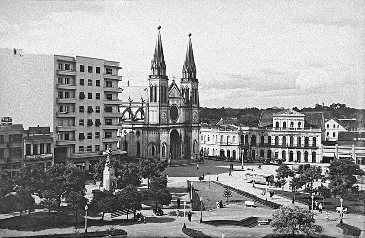 Catedral e Praça Tiradentes na década de 1960 - Curitiba - Foto Synval Stocchero. Acervo DPC FCC