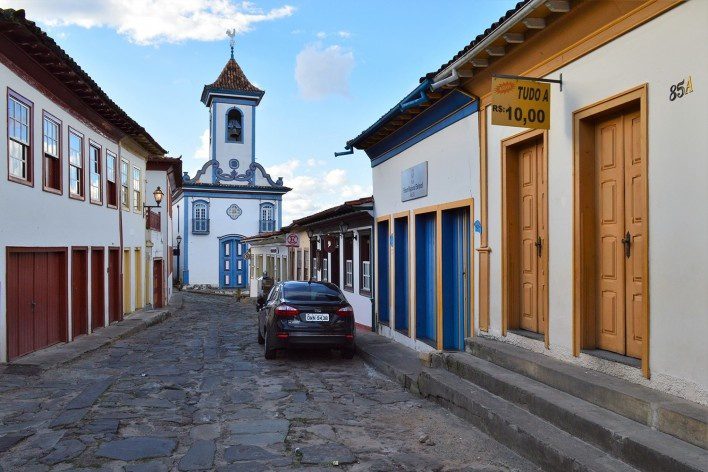 Ruas de Diamantina, MG. Vista de frente da Capela Imperial de Nossa Senhora do Amparo. Fonte: Elio Morone Filho