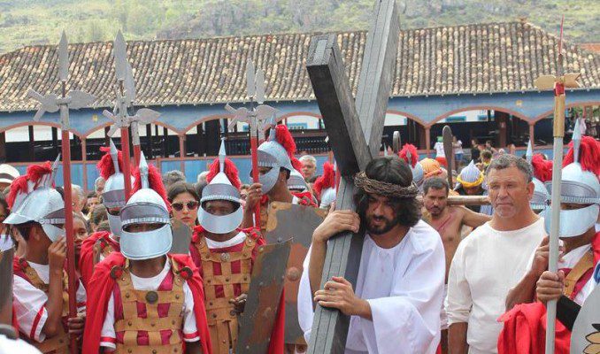 Encenação da Paixão de Cristo na Semana Santa, em Diamantina, MG. Fonte: Giselle Oliveira.