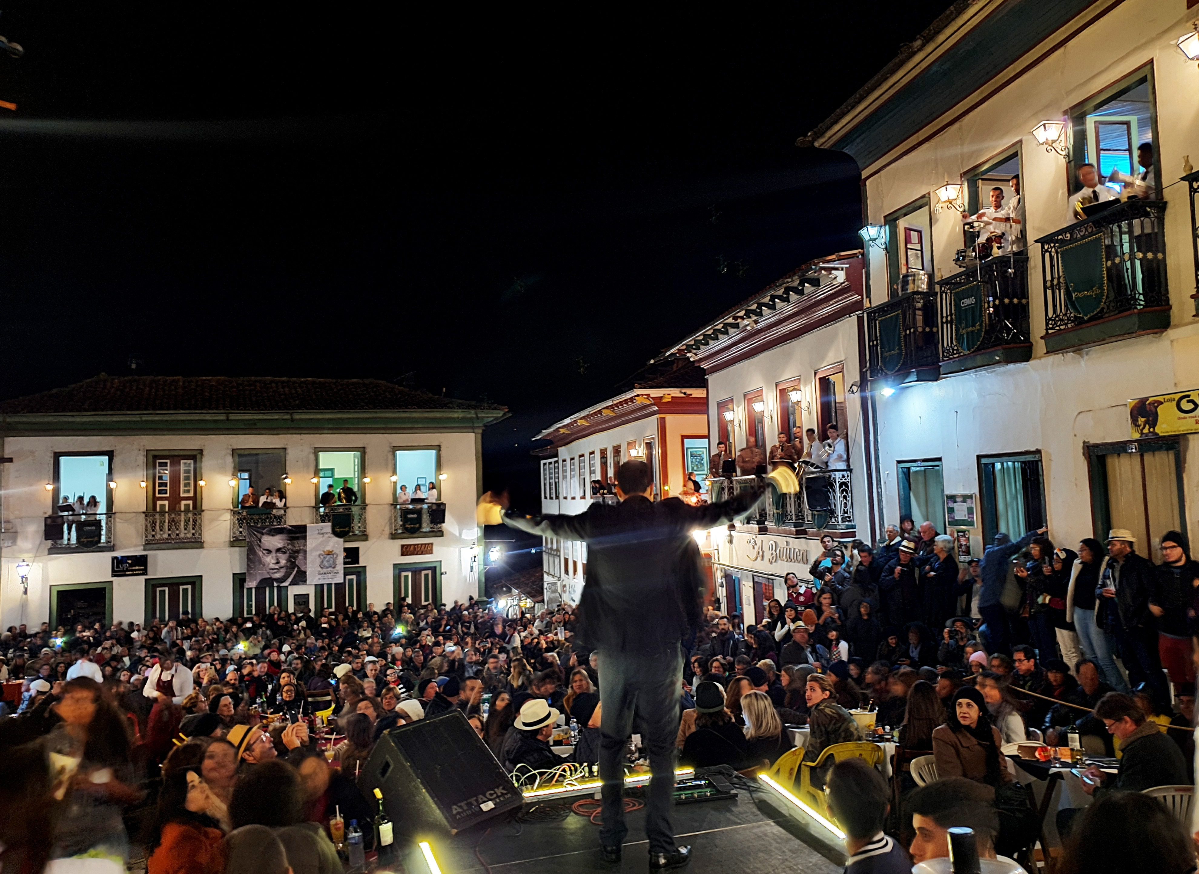 Noite de Vesperata em Diamantina, MG. Fonte: Diamante Palace.