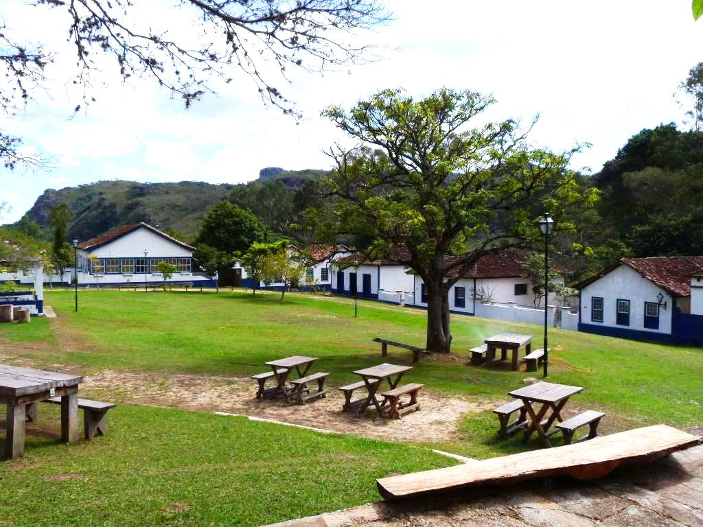 Pracinha e gramado entre casinhas tradicionais da Vila do Biribiri, Diamantina, MG.