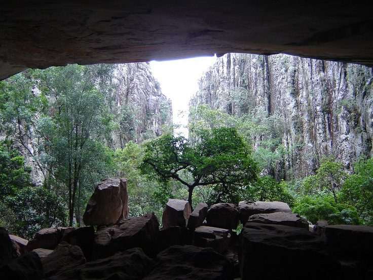 Vista do interior da gruta de Salitre para os paredões de quartzo, Diamantina, MG.