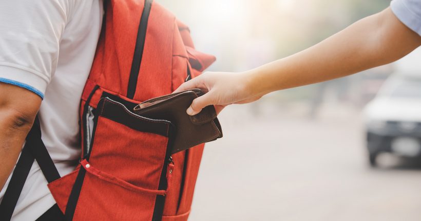 Mochila vermelha com carteira visível - Produtos segurança