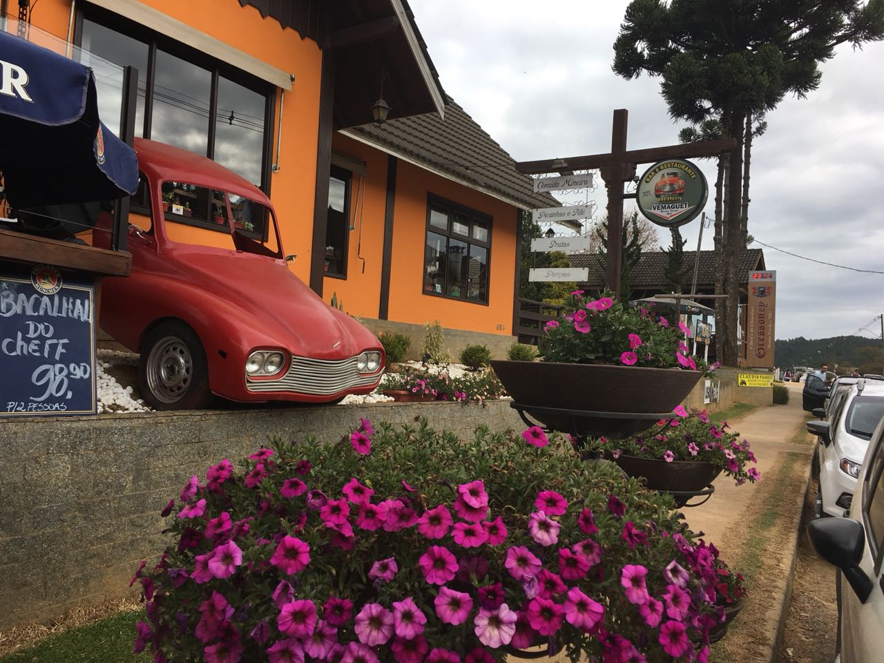 Detalhe da Fachada do Garagem Vemaguet em Monte Verde