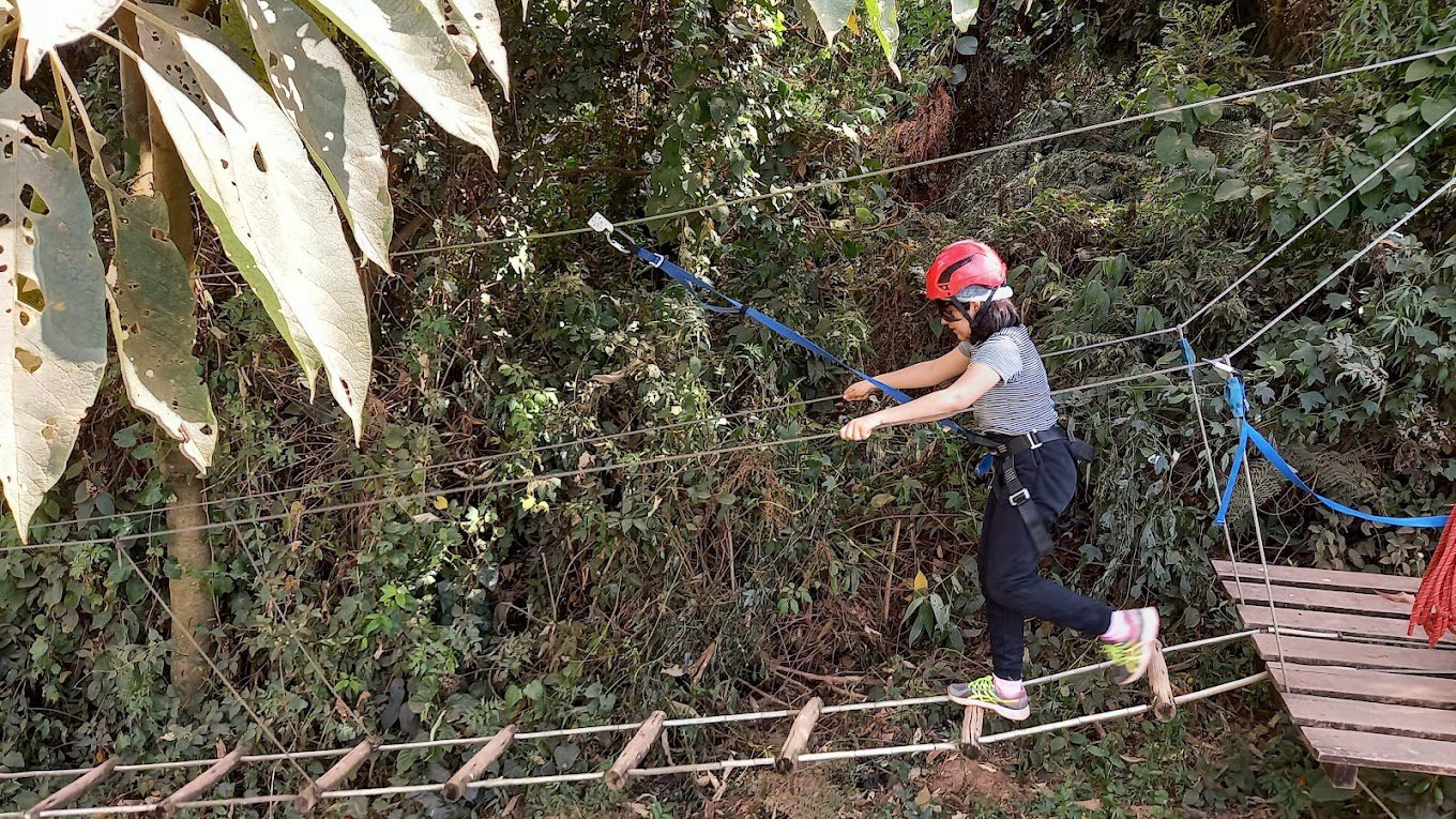 Criança Praticando Arvorismo na Fazenda Radical em Monte Verde