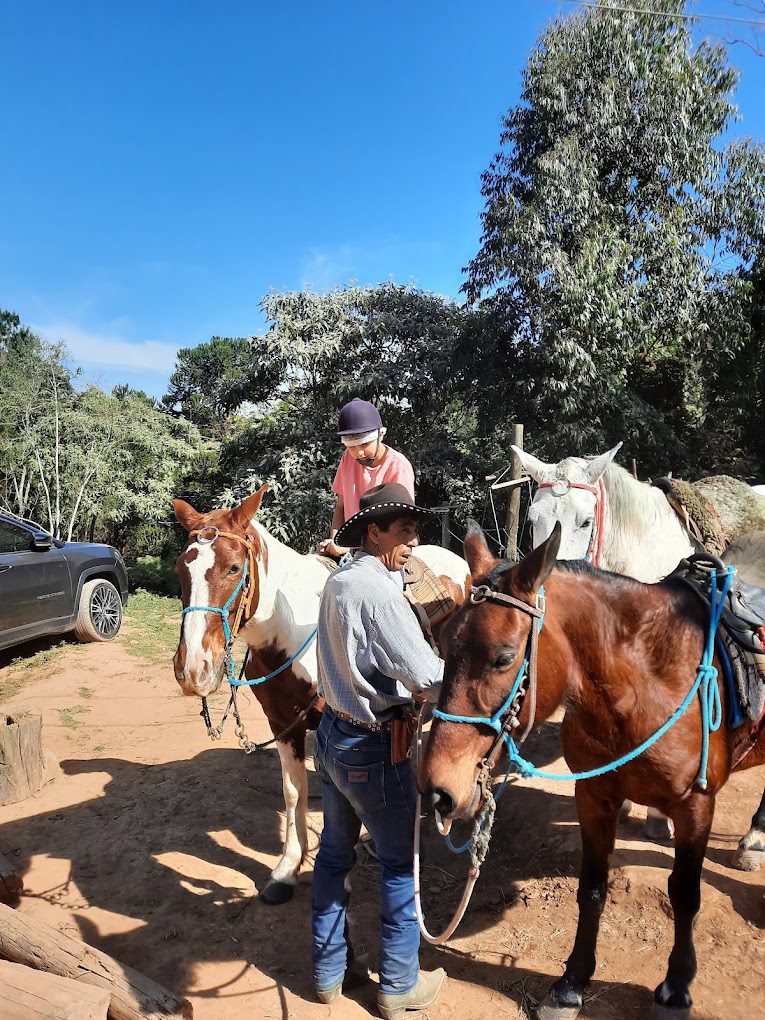 Criança andando a cavalo na Fazenda Radical em Monte Verde