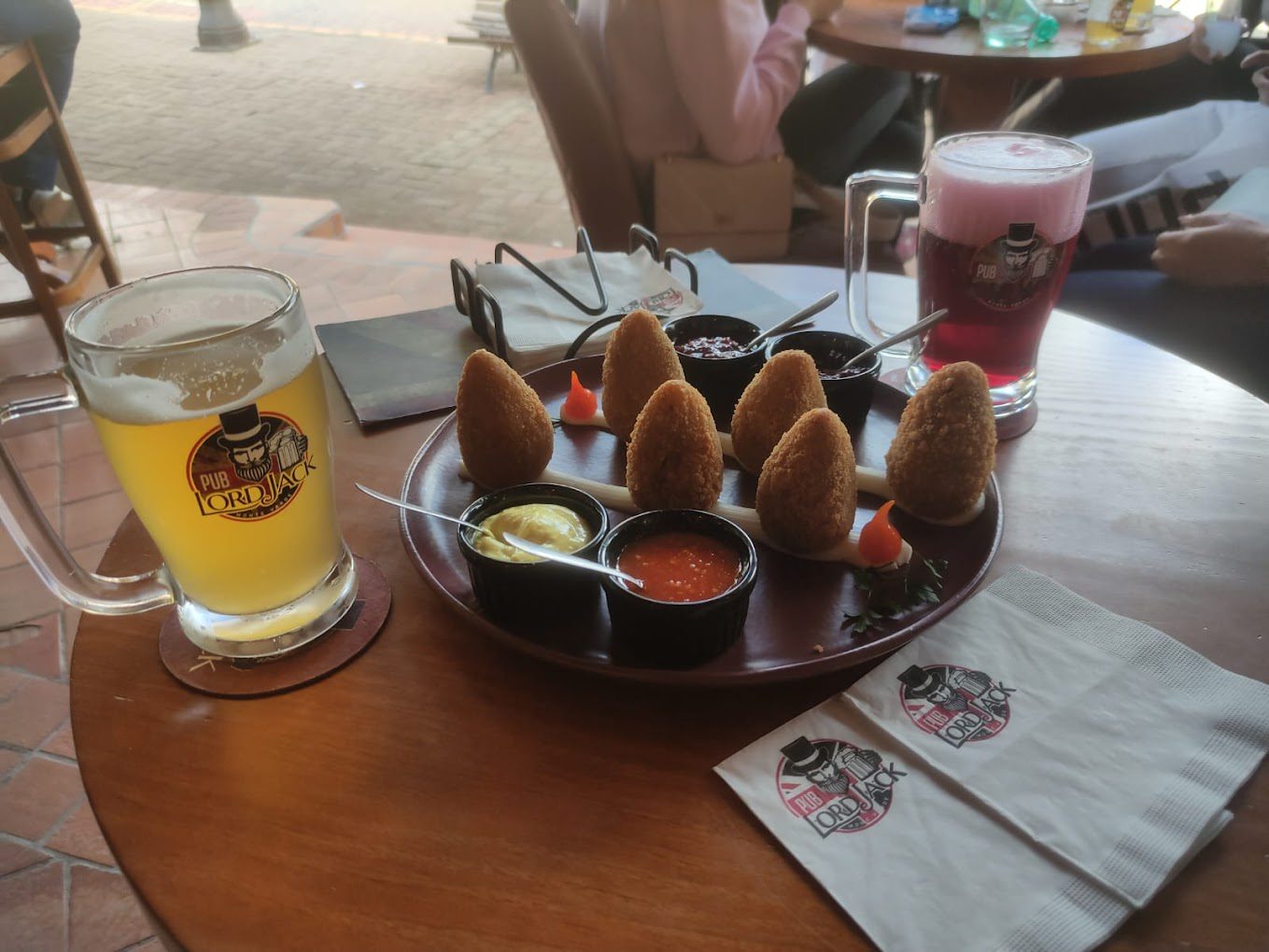 Aperitivos e cerveja no Lord Jack Pub em Monte Verde