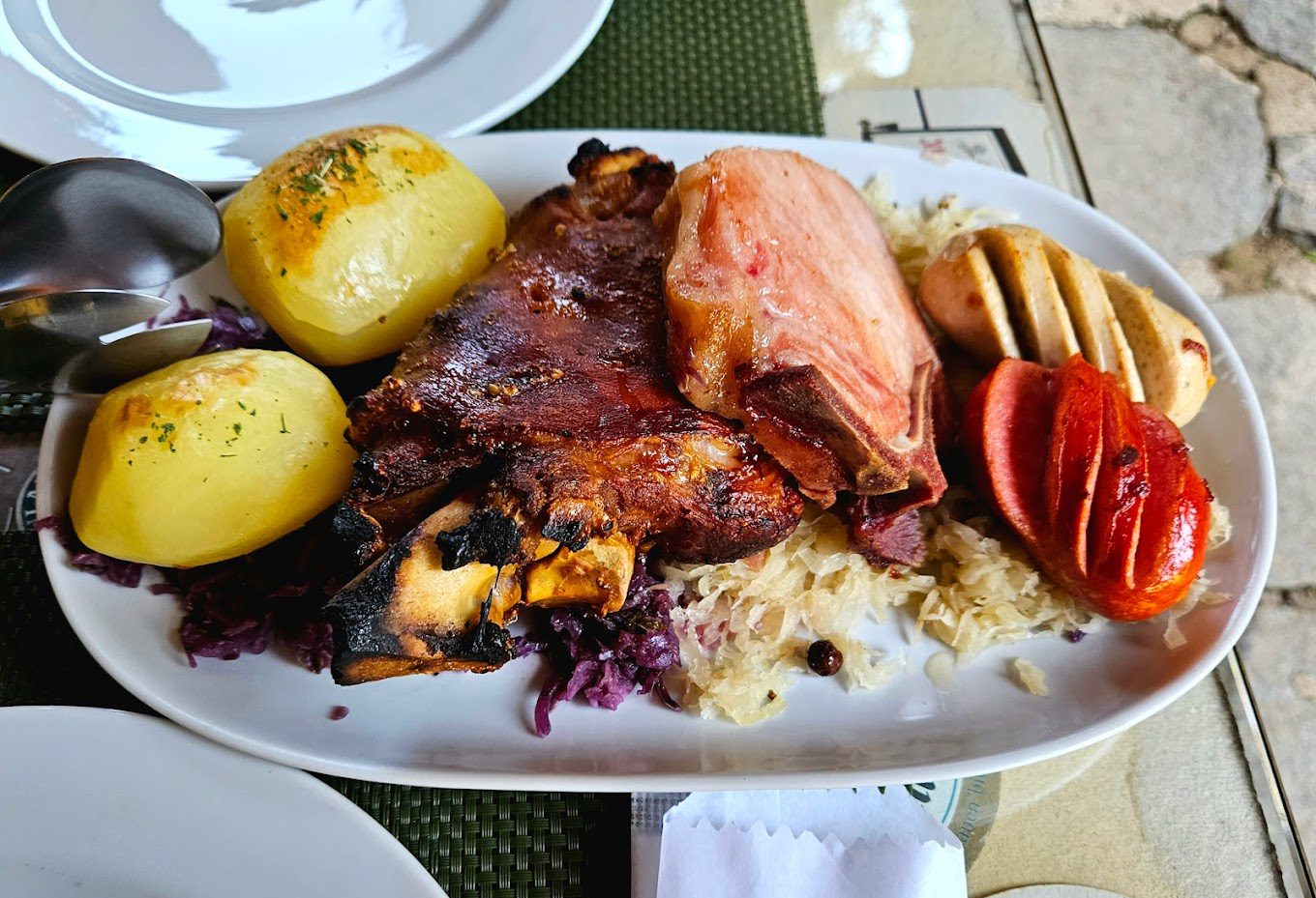 Famoso prato Schlachtplatte no Rasselbock em Monte Verde