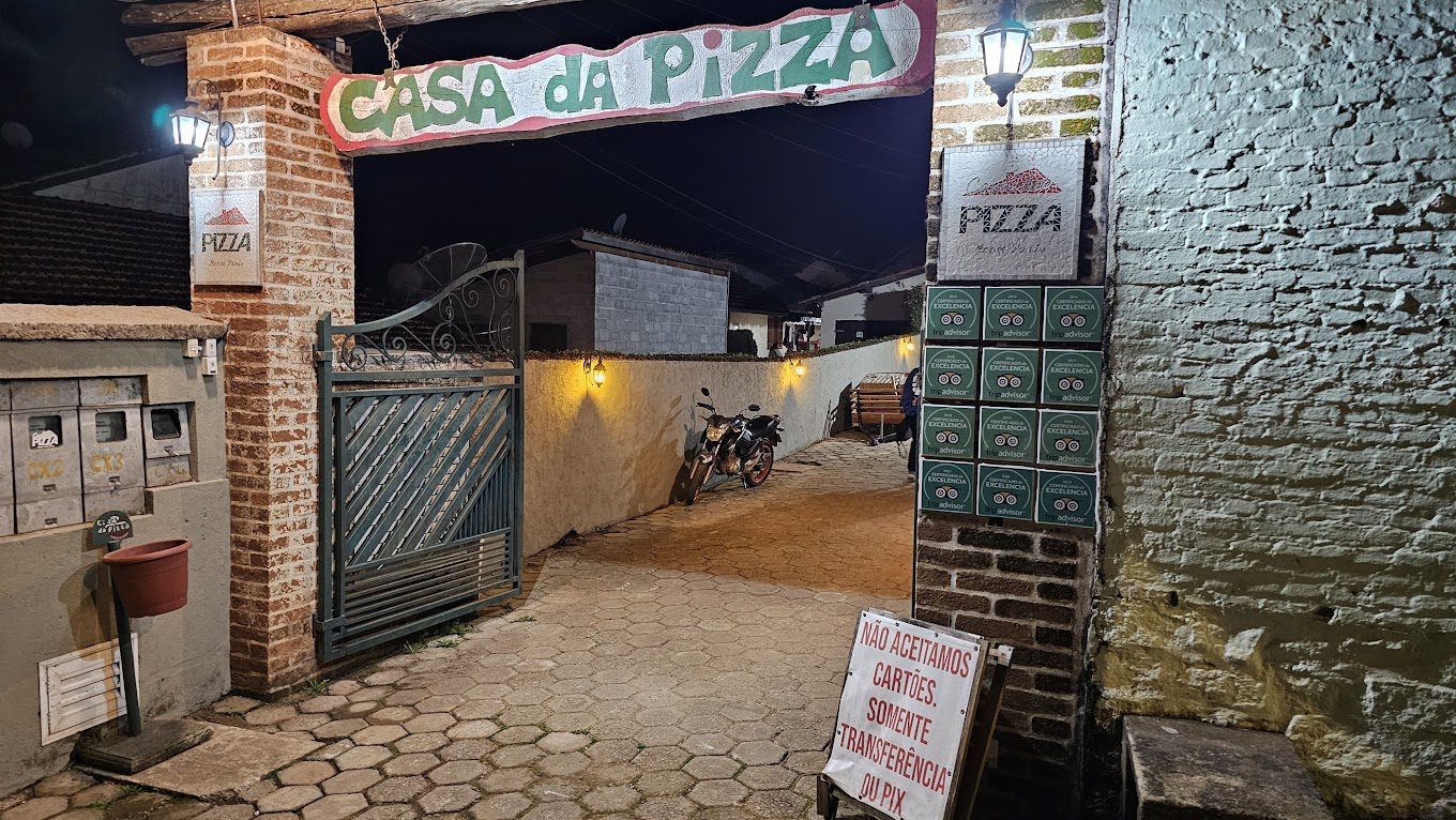 Fachada da Casa da Pizza em Monte Verde