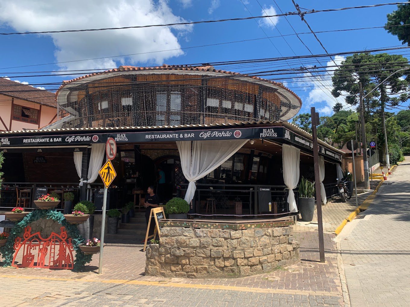 Fachada do Café Pinhão em Monte Verde