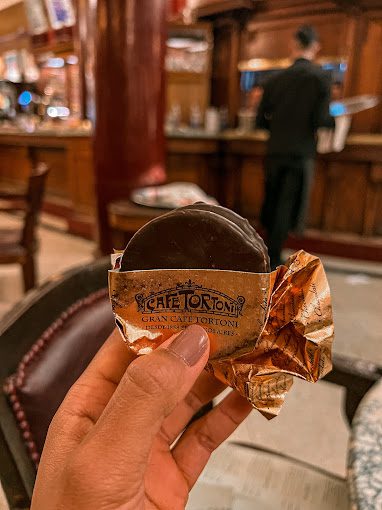 Alfajor do Café Tortoni com metade da embalagem