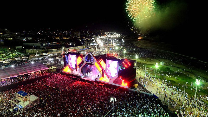 Show de virada do ano em Salvador com fogos de artifício na praia