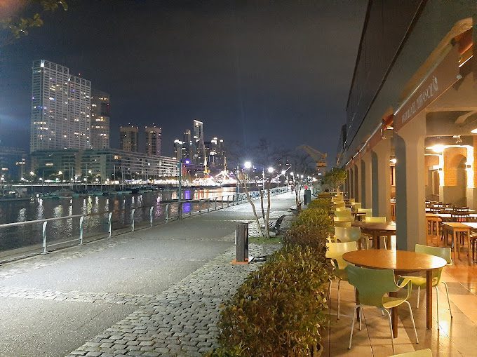 Área externa do restaurante El Mirasol com vista às docas de Puerto Madero