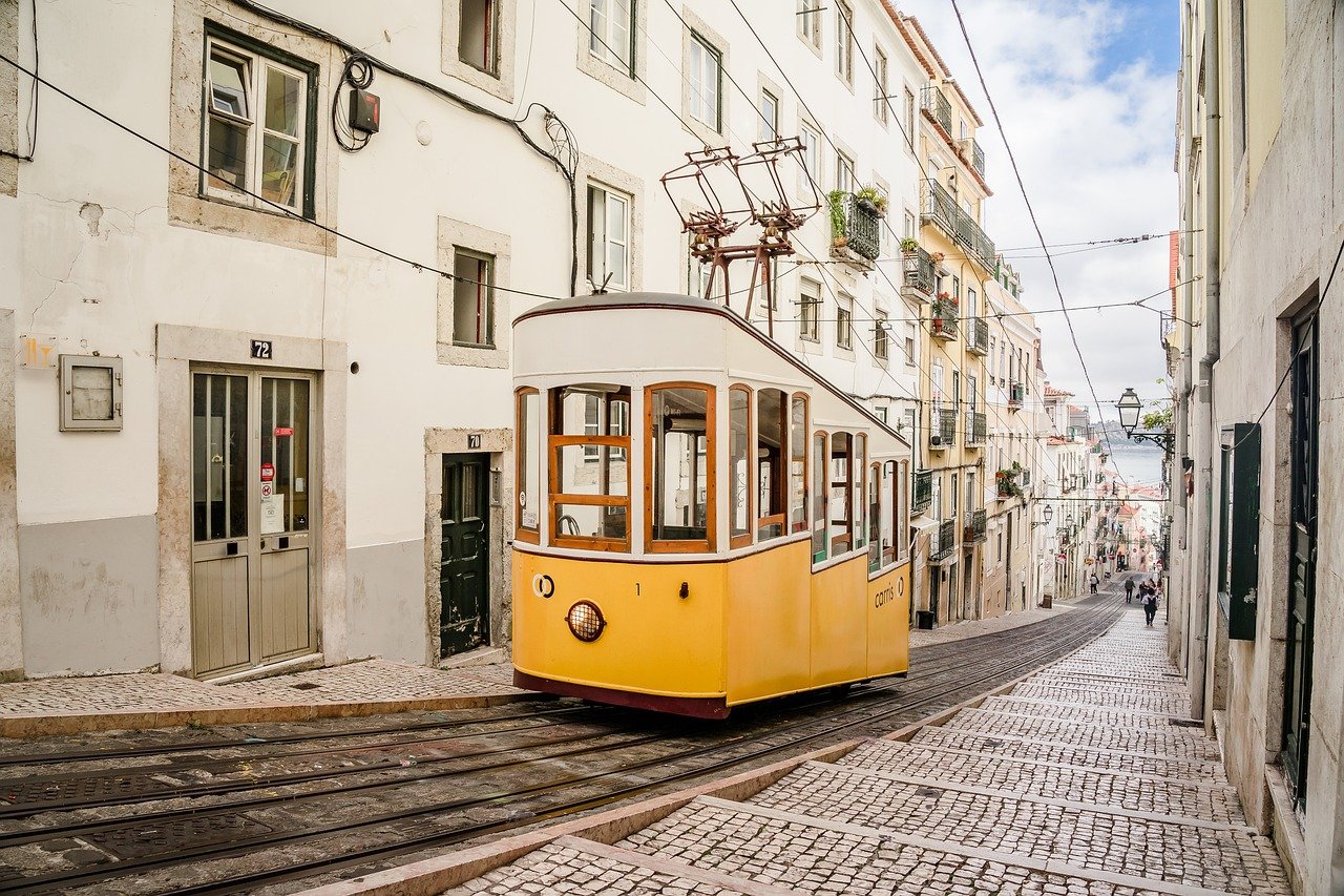 Ascensor ou elevador subindo ladeira de Lisboa, Portugal