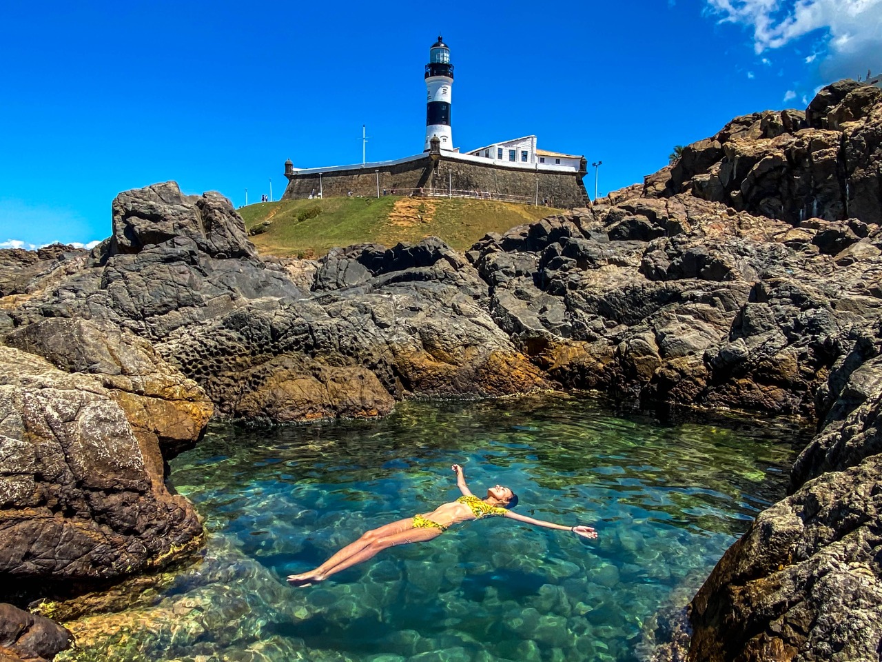 Pessoa boiando na piscina natural na Barra - Salvador