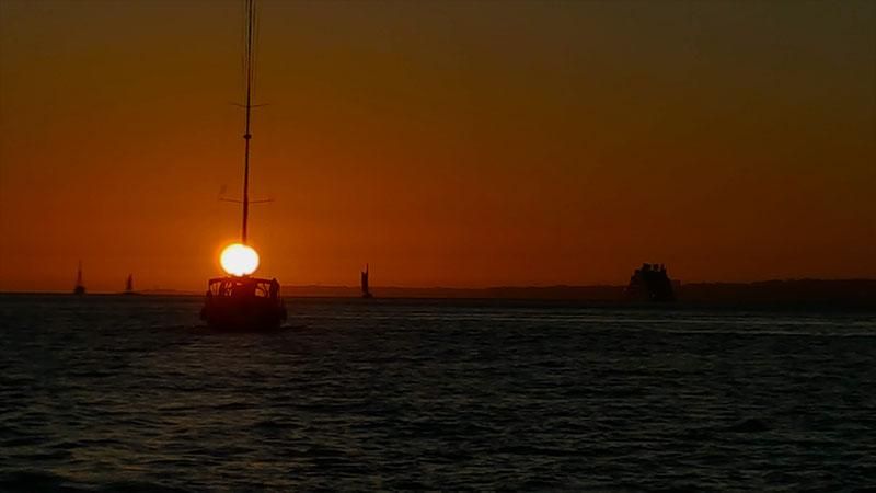 Barco no rio Tejo durante a noite