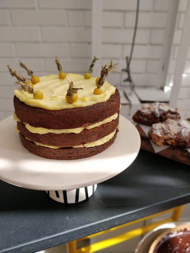 Bolo de massa de chocolate recheado com creme branco