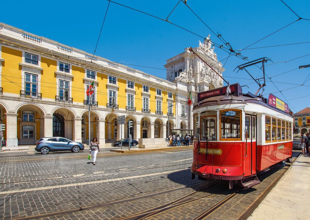 Bondinho na Praça do Comércio, Lisboa, Portugal