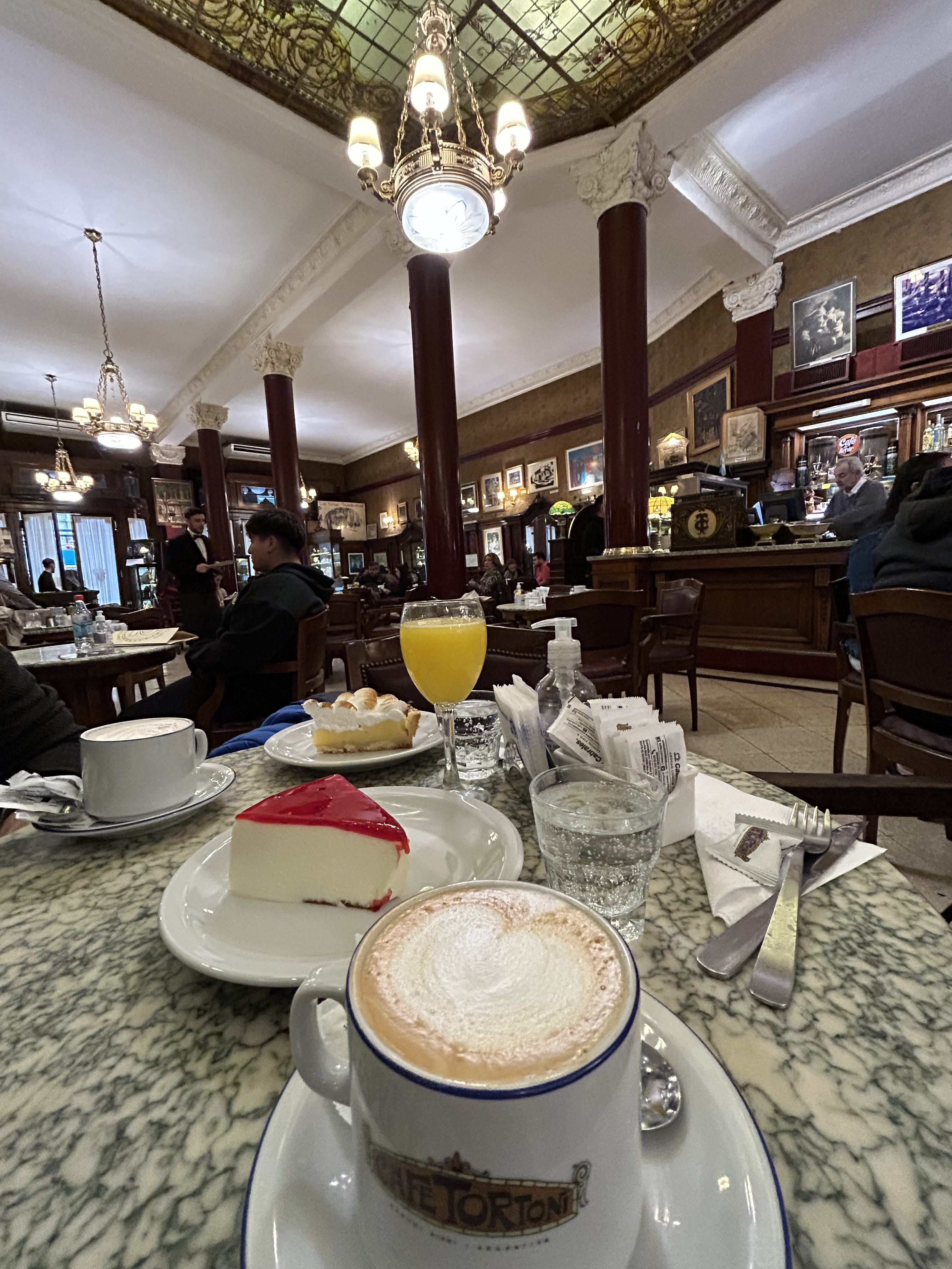 Mesa com café e doces - Confeitaria Tortoni Buenos Aires