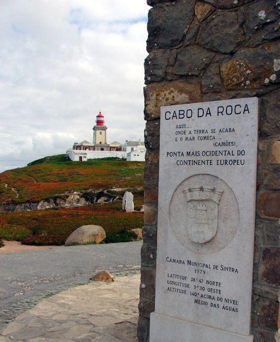 Placa do Cabo da Roca e o farol no fundo. Cascais - Portugal