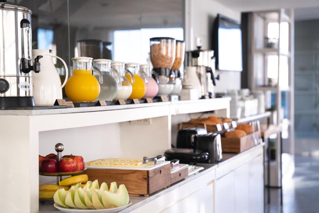 Café da manhã de hotel com opções diversas de comidas e bebidas