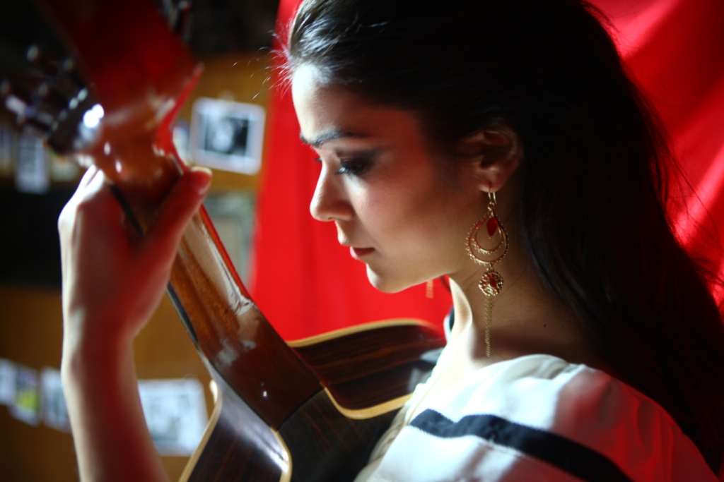 Cantora de Fado com instrumento musical nas mãos. Lisboa - Portugal