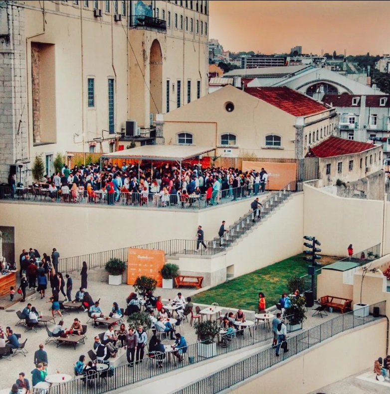 Vista geral do Carmo Rooftop, com pessoas nas mesas. Lisboa - Portugal