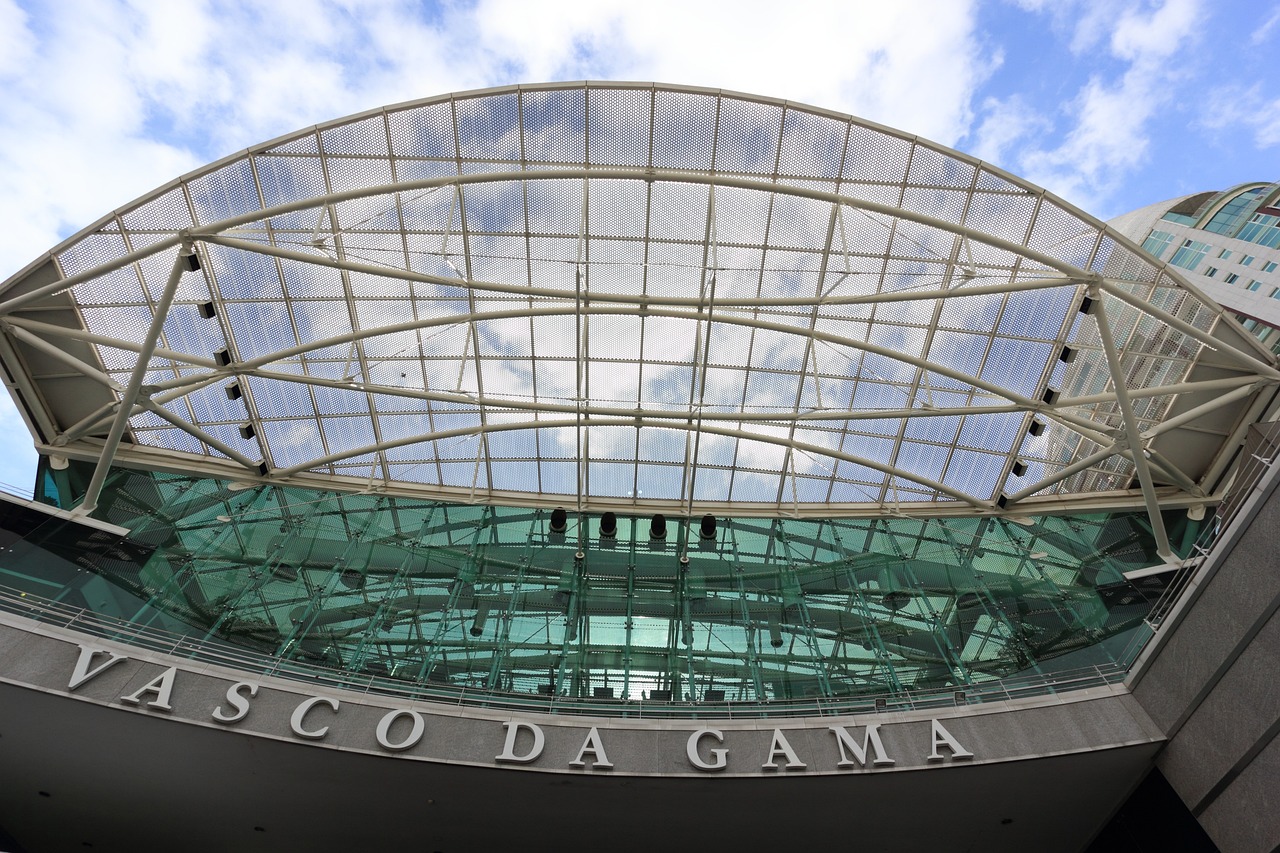 Fachada do Centro Comercial Vasco da Gama, em Lisboa, Portugal