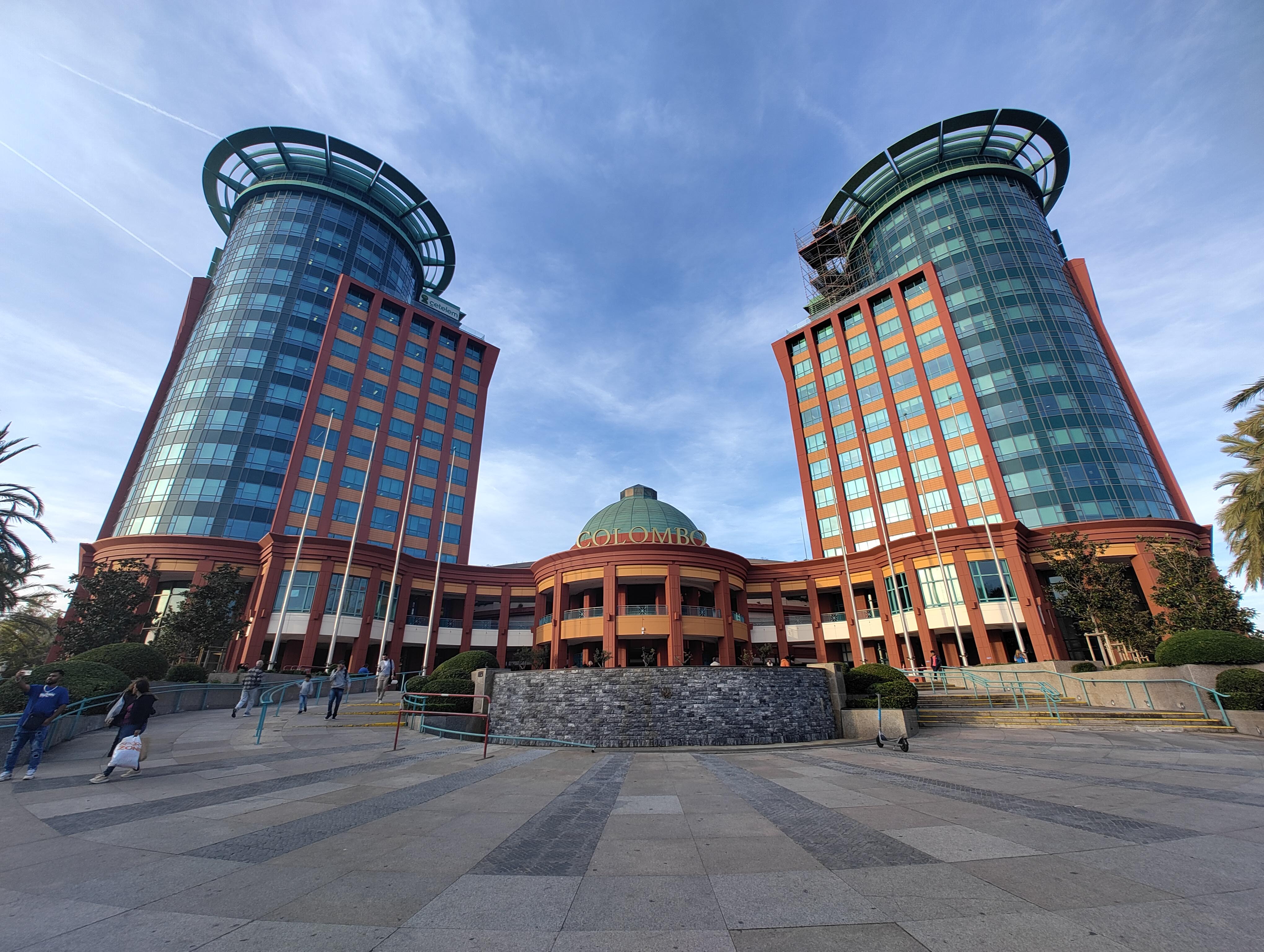 Fachada do Centro Comercial Colombo, em Lisboa, Portugal