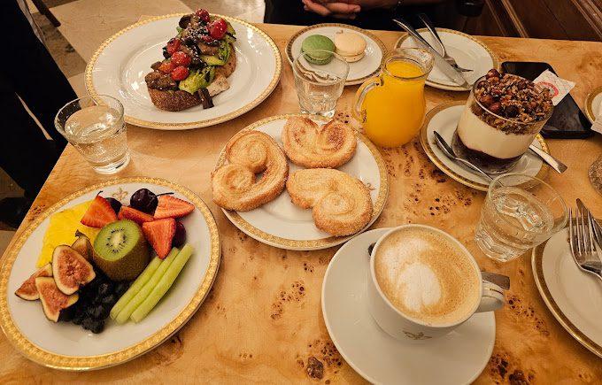 Mesa com frutas, doces, café e suco de laranja