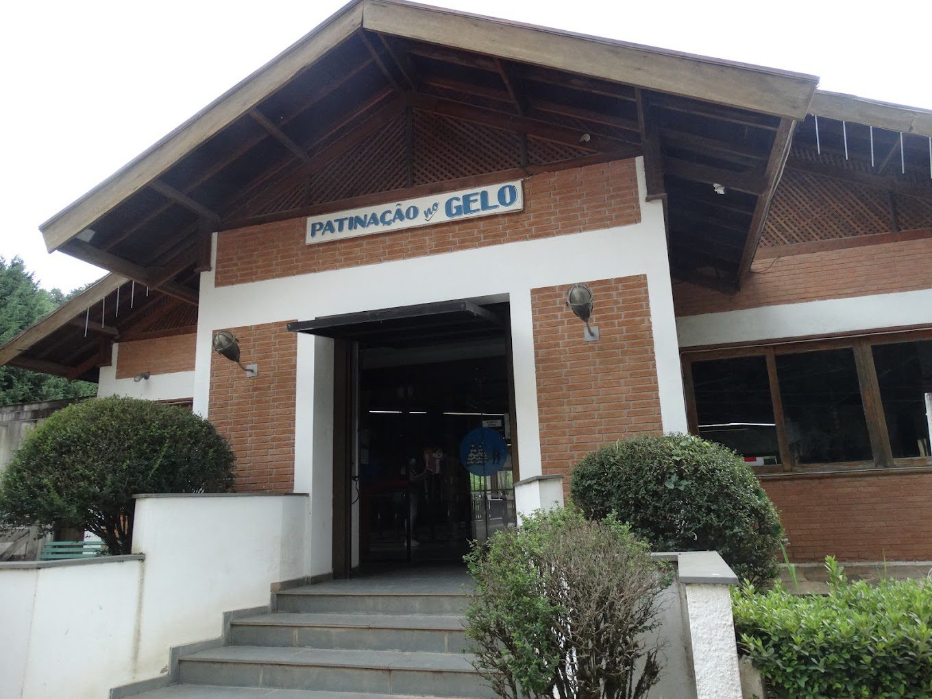 Fachada da Patinação no Gelo em Monte Verde