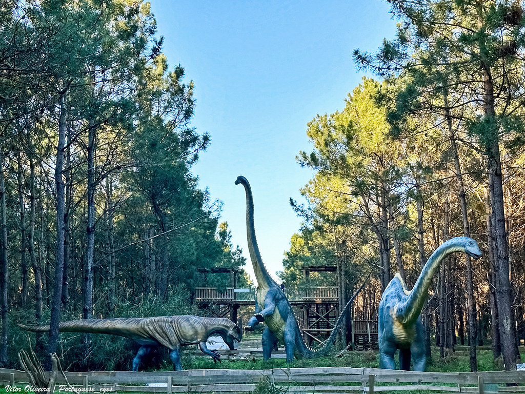 Esculturas de três dinossauros no Dino Parque, em Lourinhã, Portugal