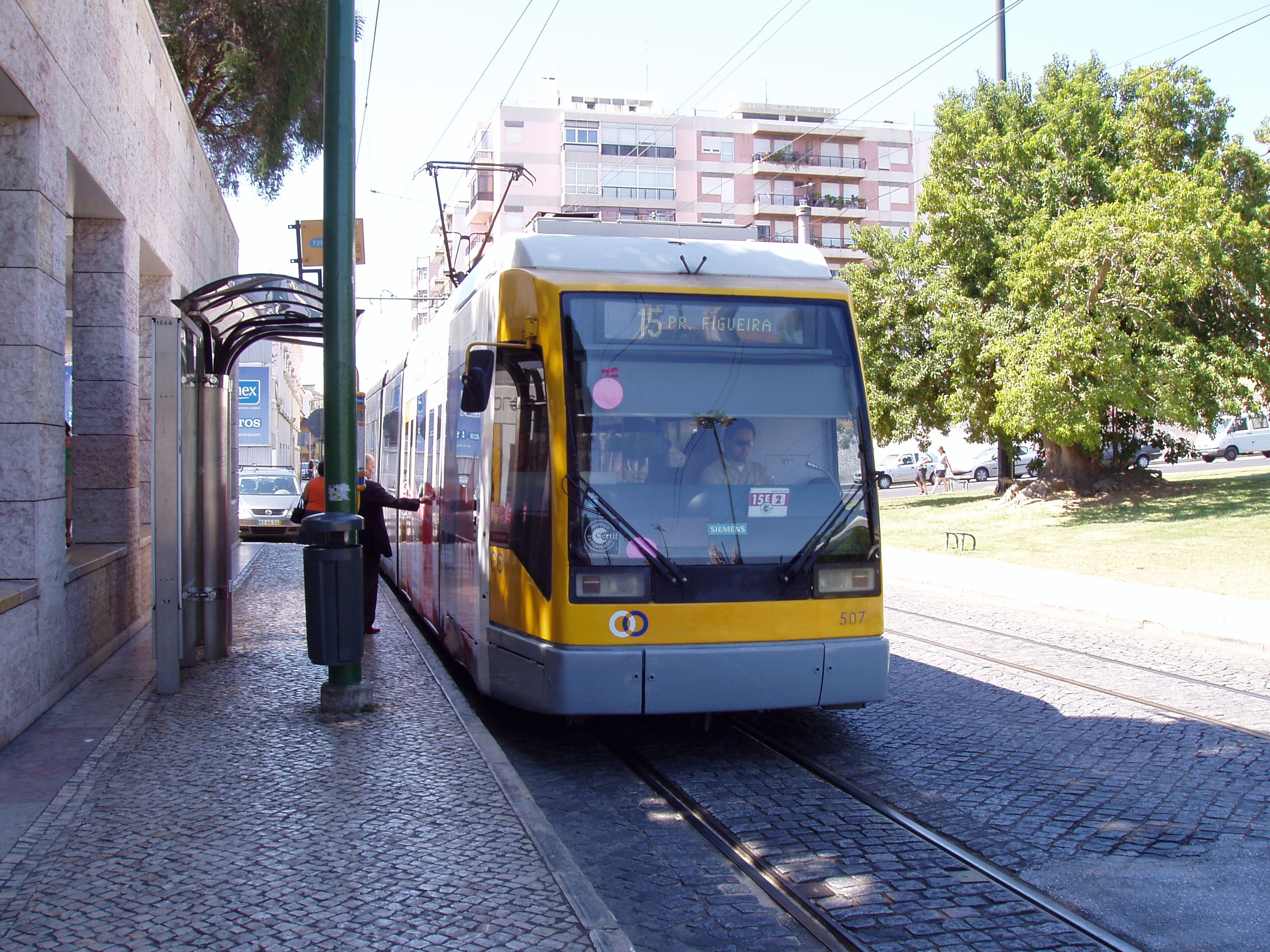 Elétrico em uma parada de Lisboa, Portugal