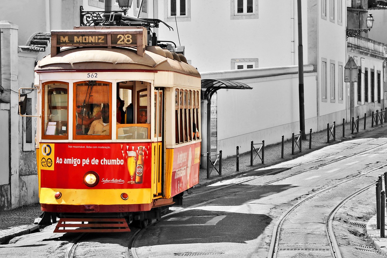 Elétrico 28 passando pelas ruas de Lisboa, Portugal