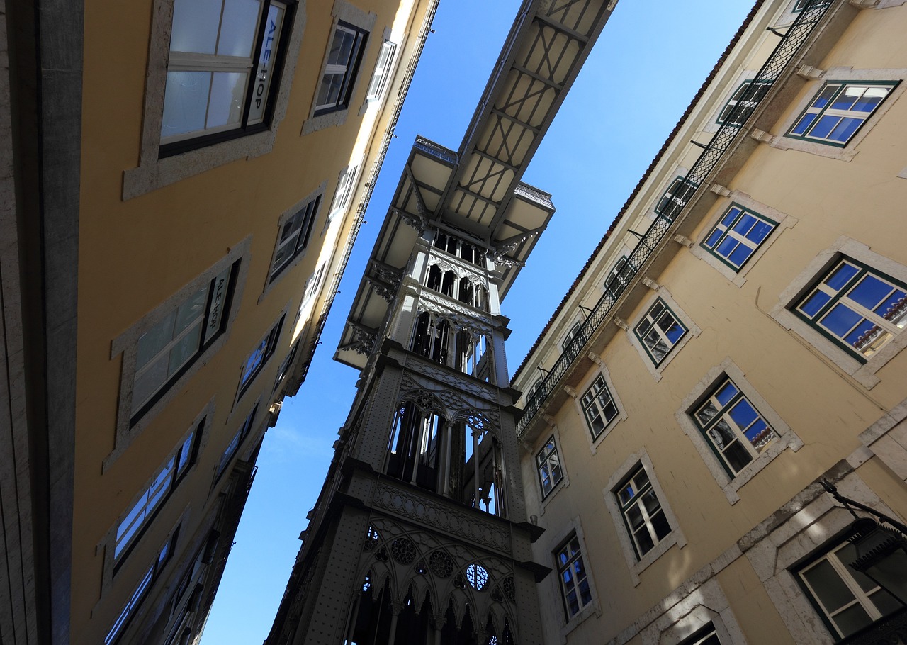 Elevador de Santa Justa, visto de baixo, Lisboa, Portugal