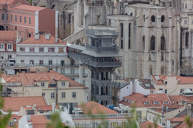 Elevador de Santa Justa e as Ruínas do Carmo ao fundo - Lisboa - Portugal 