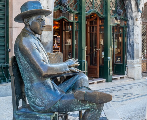 Estátua de Fernando Pessoa, Lisboa, Portugal