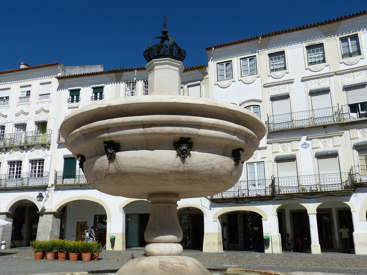 Praça da cidade de Évora, em Portugal