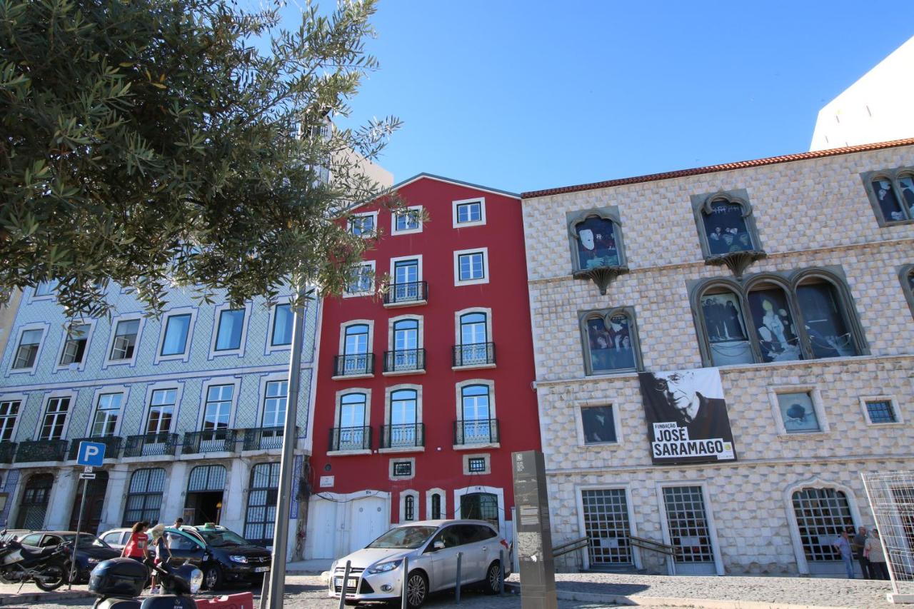 Fachada vermelha do Hotel Riverside Alfama - Lisboa - Portugal