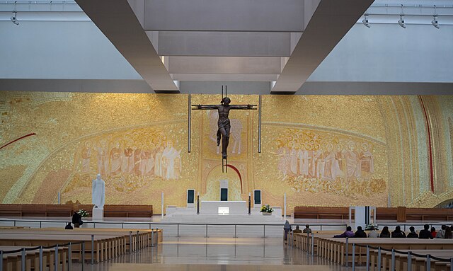 Interior da Igreja da Santíssima Trindade - Fátima - Portugal