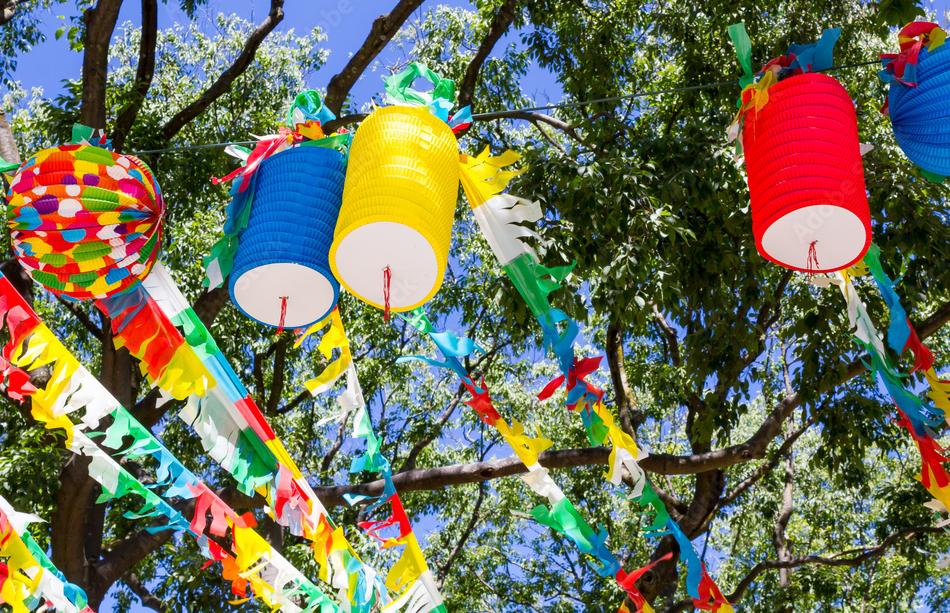 Decoração colorida nos festejos juninos de Lisboa