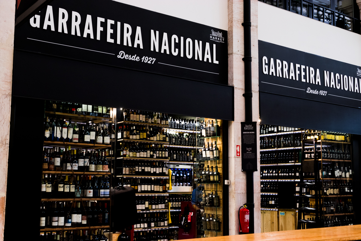 Fachada da loja de vinhos Garrafeira Nacional, em Lisboa