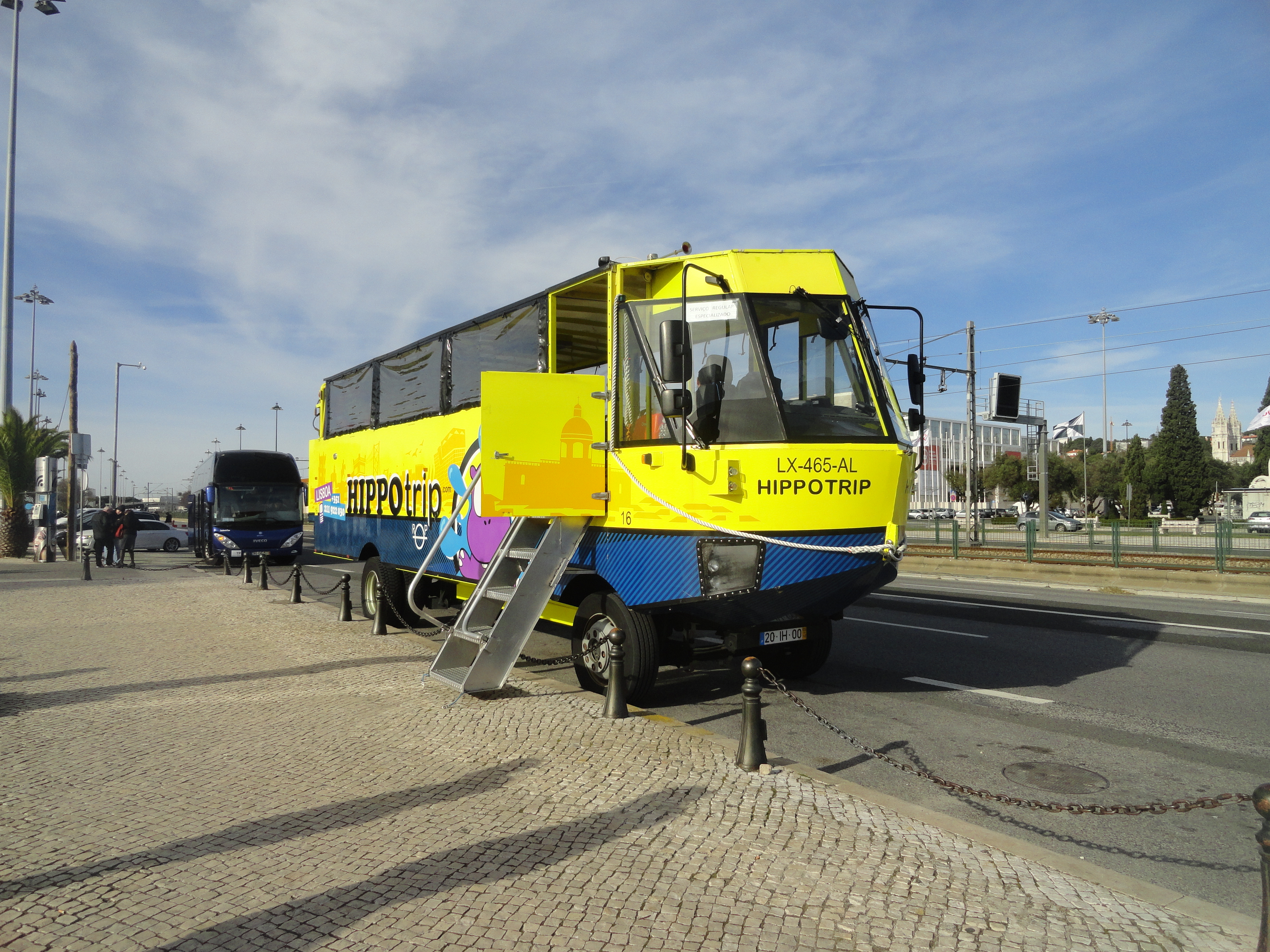 Barco anfíbio Hippotrip estacionado em Lisboa, Portugal