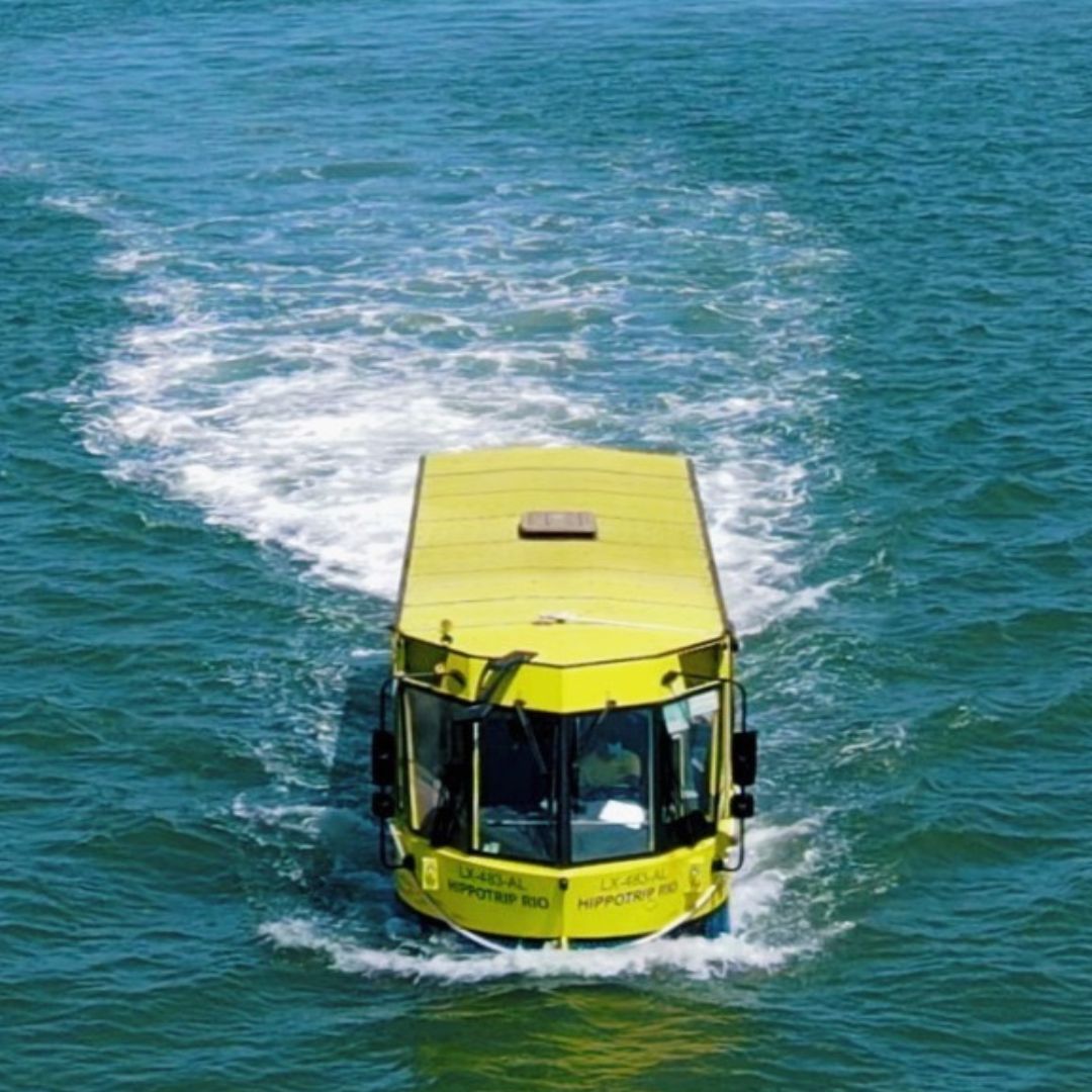 Barco anfíbio no rio Tejo, Lisboa, Portugal