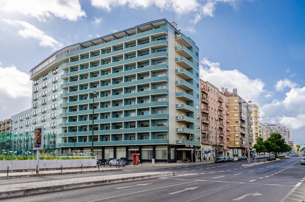 Fachada do Hotel Roma na cor verde, Lisboa, Portugal