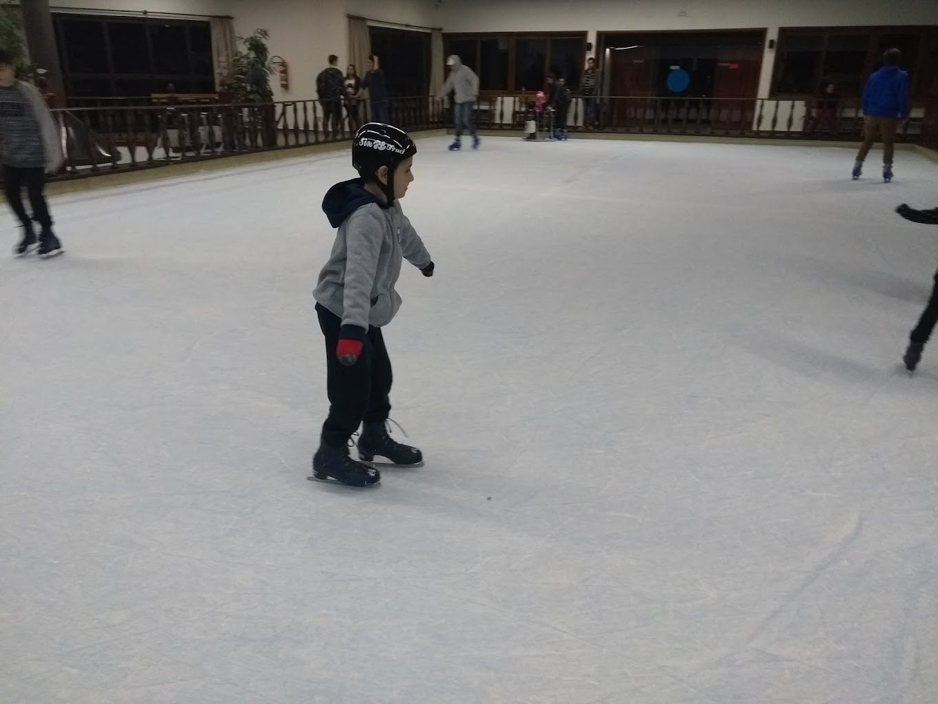 Criança patinando no gelo na Pista de Patinação em Monte Verde